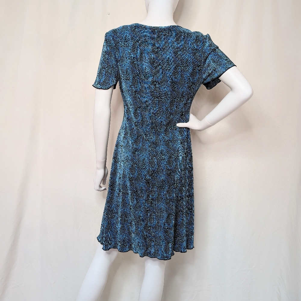 90s Blue & Black Abstract Satiny Crinkle Micro Pleated Short Sleeve Midi Dress - Picture 6 of 7